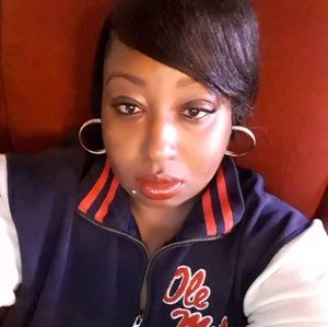 Meet your Posher, Monique